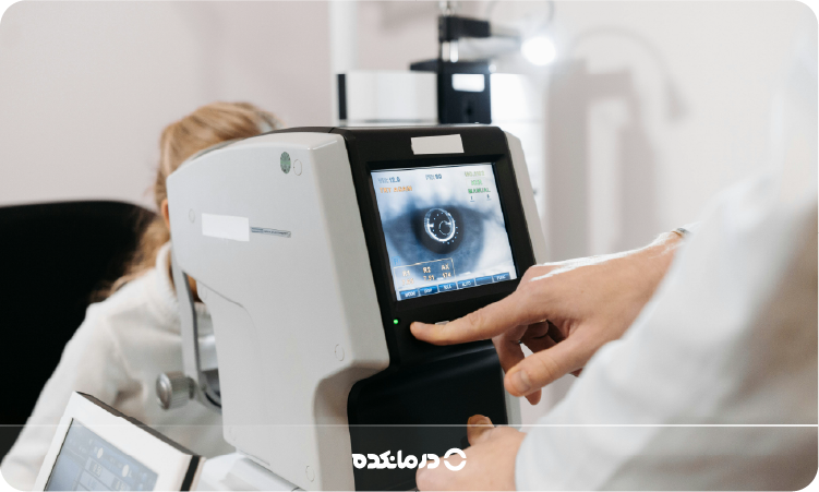 تصویر چشم‌پزشک در حال معاینه چشم فرد را می بینید