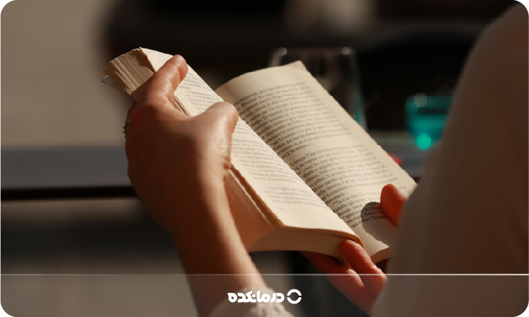 تصویر فردی که در حال مطالعه است را می بینید