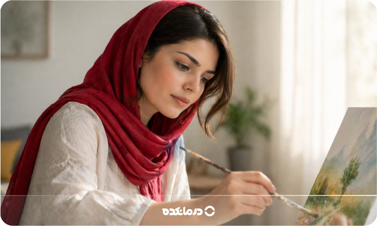 تصویر یک زن جوان در حال نقاشی کشیدن را می بینید