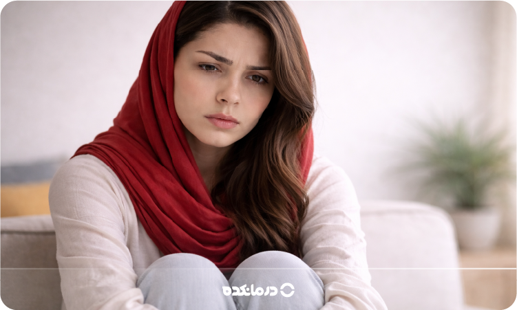 تصویر یک زن جوان ناراحت و افسرده را می بینید