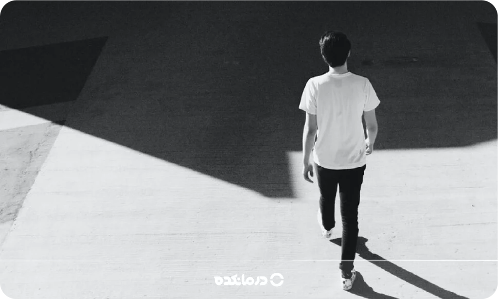 تصویر فردی که در حال پیاده روی آرام است را می بینید