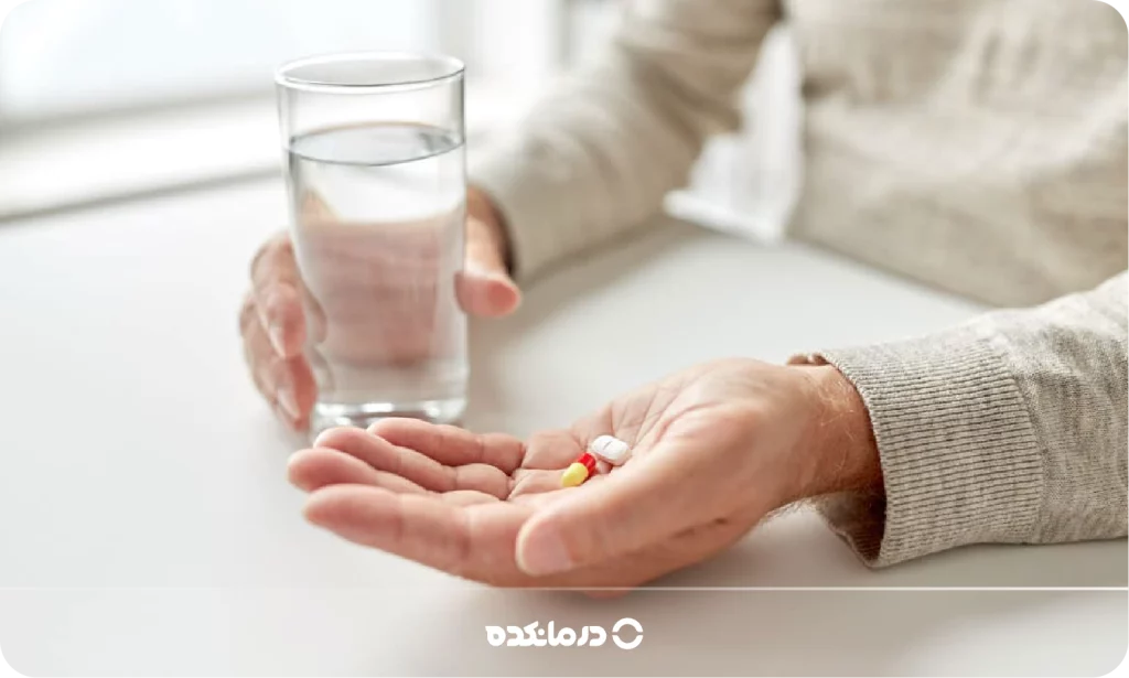 تصویر فردی که در حال مصرف دارو است را می بینید