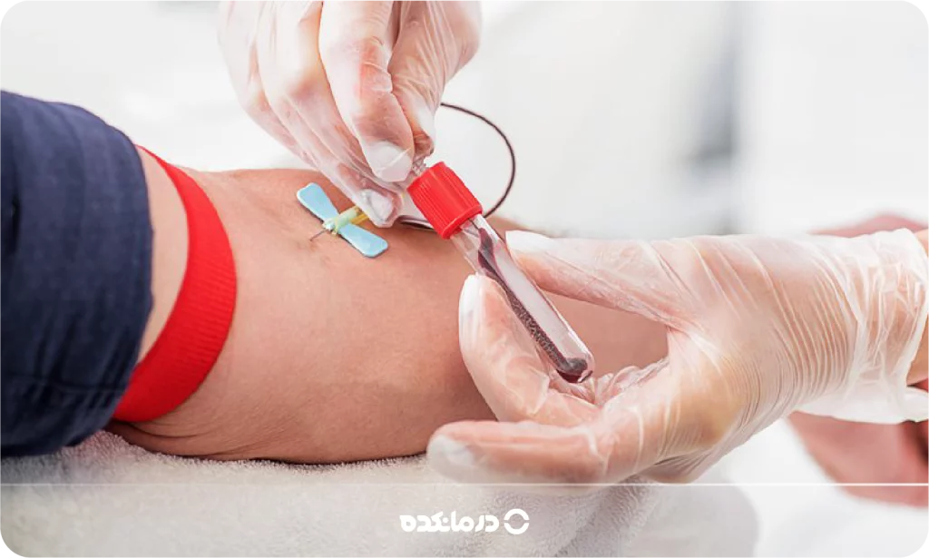 تصویر فردی که به منظور آزمایش از بازوی او خونگیری می‌شود را می بینید