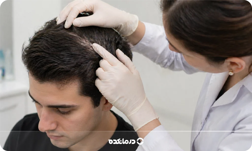 تصویر یک بیمار جوان در مطب متخصص پوست و مو را می بینید
