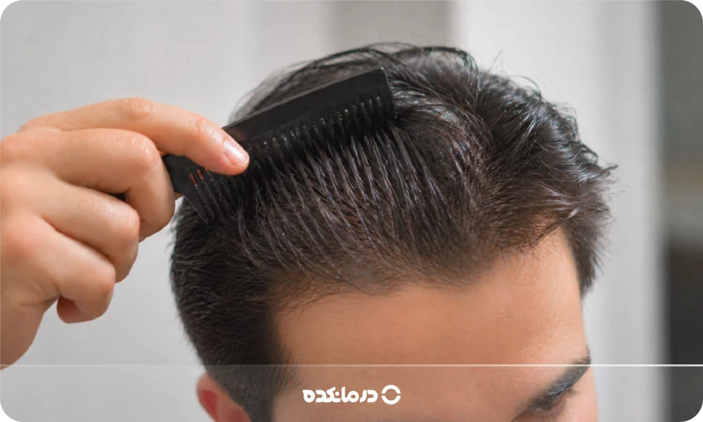 تصویر یک فرد بزرگسال در حال شانه کردن موهای سر را می بینید