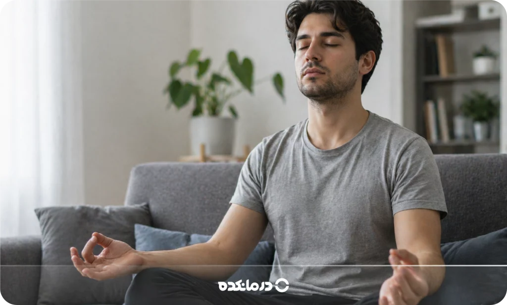تصویر فردی در حال مدیتیشن و تنفس عمیق را می بینید