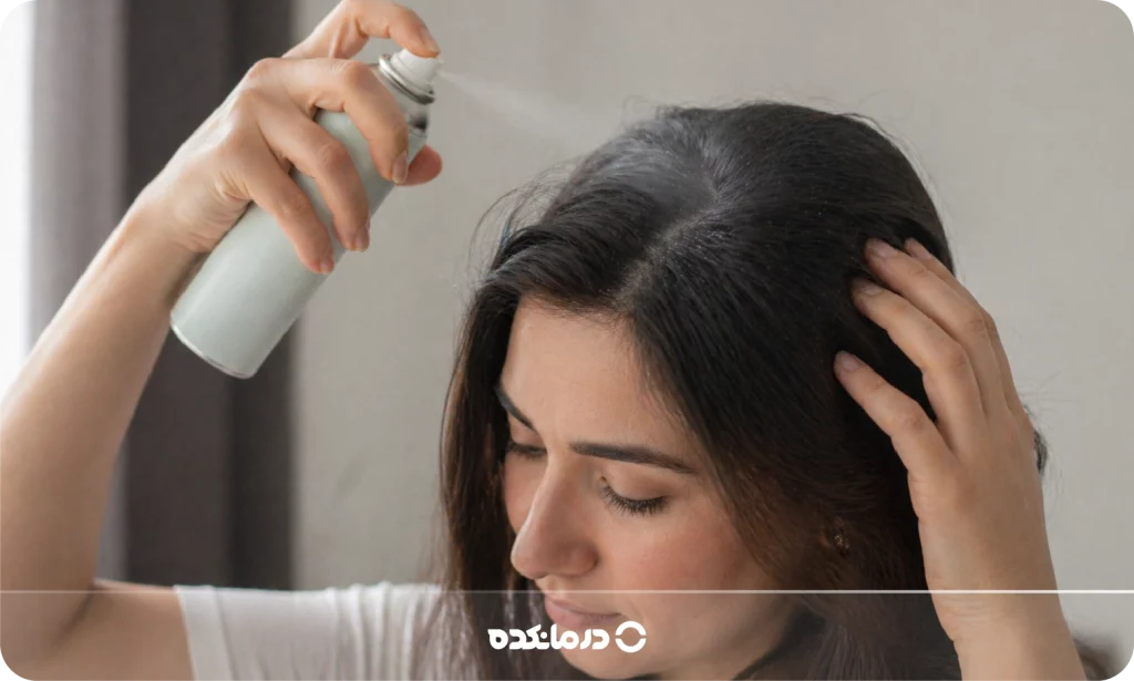 تصویر فردی در حال استفاده از اسپری شامپوی خشک را می بینید