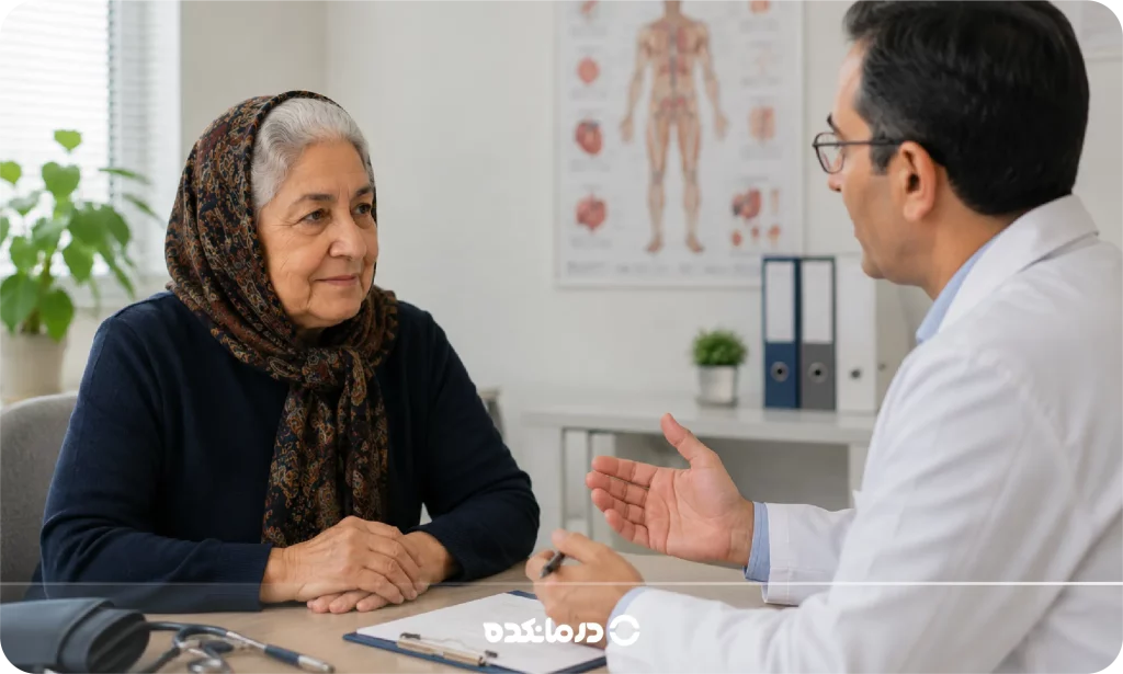 تصویر فردی در مطب در حال صحبت با پزشک را می بینید
