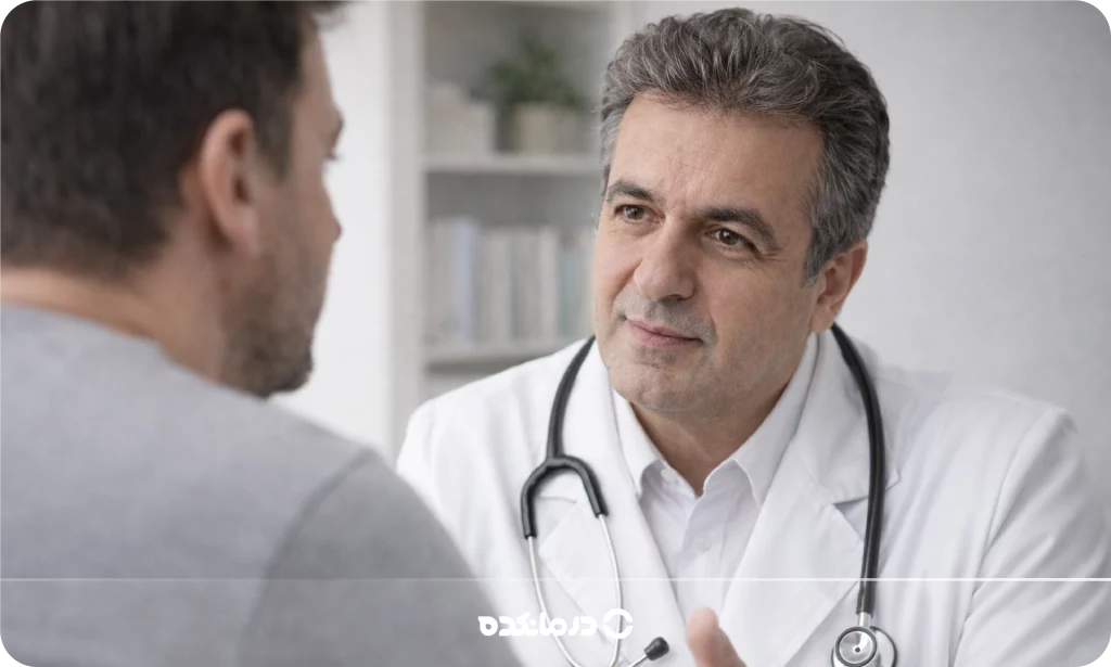 تصویر یک بیمار در حال صحبت کردن با پزشک