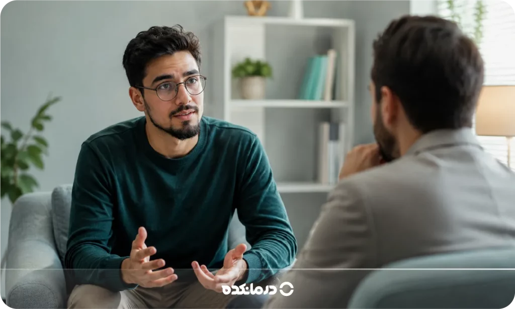 تصویر یک فرد جوان در حال صحبت با روانشناس را می بینید