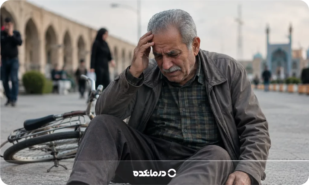 تصویر یک فرد سالمند که زمین خورده است را می بینید