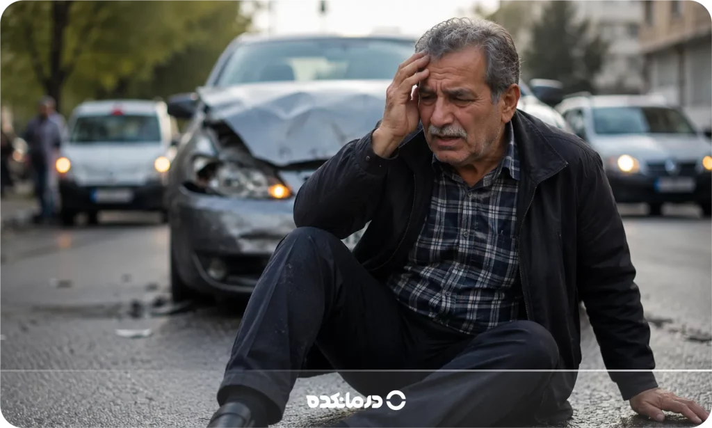 تصویر فردی که در خیابان با ماشین تصادف کرده است را می بینید