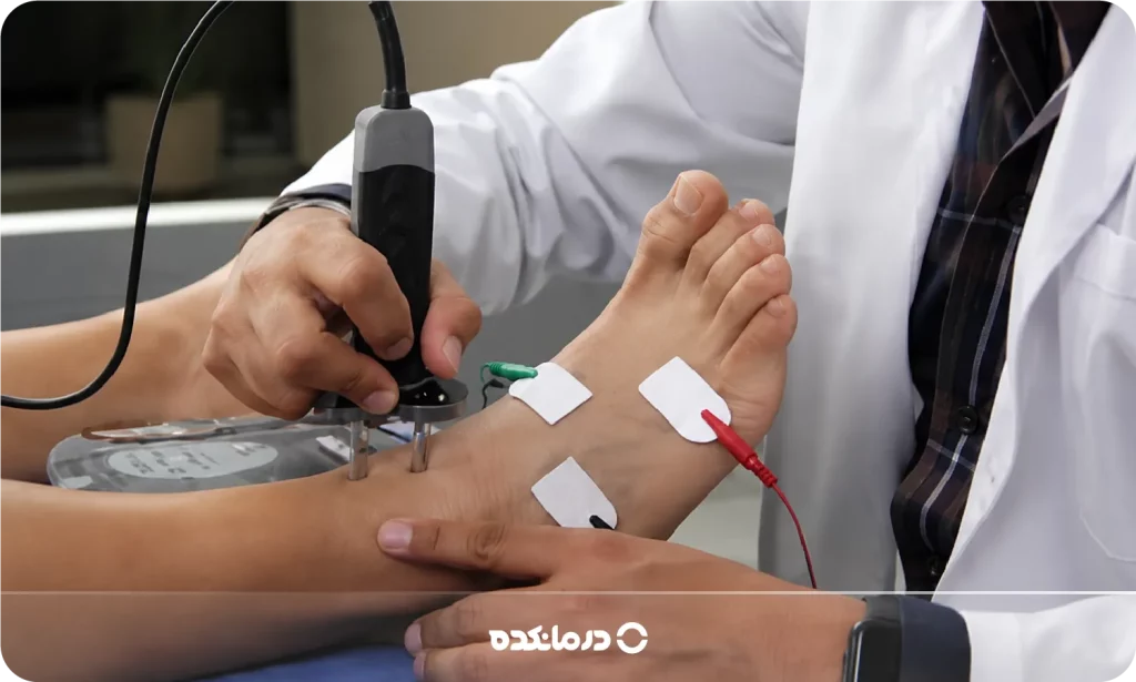 تصویر پزشک در حال انجام نوار عصب و عضله دست یا پا