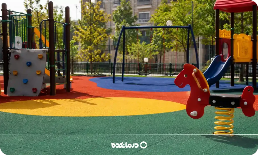 تصویر زمین بازی کودکان (دارای ضربهگیر) را می بینید