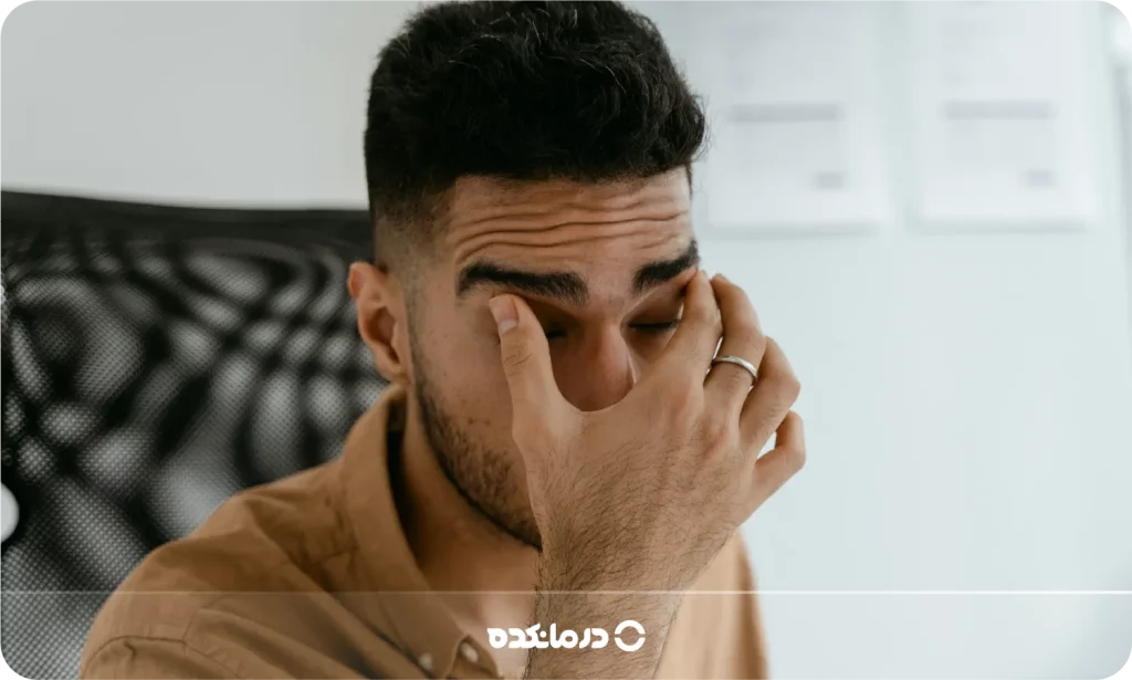 تصویر فردی که به خستگی مزمن و سردرد مبتلا است را می بینید