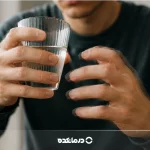 ۱۱ علت لرزش دست در جوانی