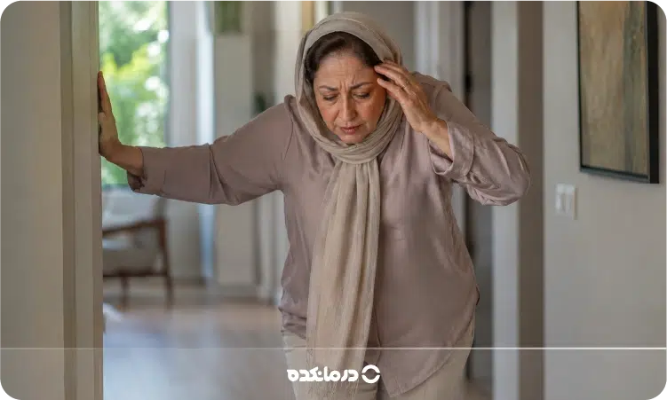 تصویر یک بیمار میانسال که برای حفظ تعادل در حین راه رفتن دچار مشکل شده را می بینید