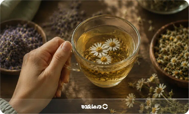 تصویر یک فنجان دمنوش بابونه را می بینید