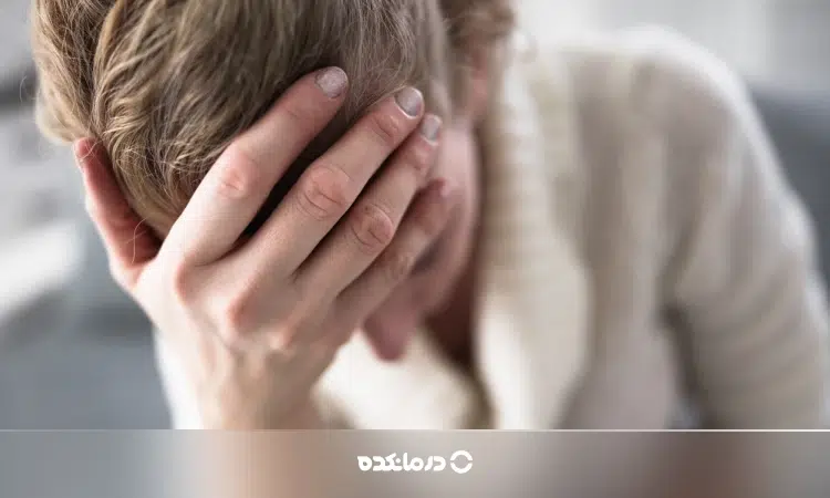 تصویر فردی که سرگیجه و حالت تهوع دارد را می بینید