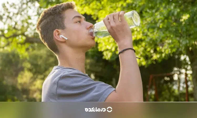 تصویر یک نوجوان در حال نوشیدن آب