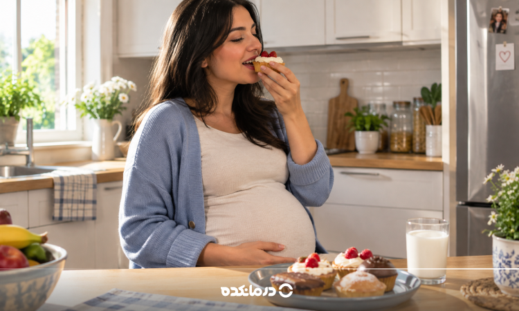 یک زن باردار در حال خوردن شیرینی را می بینید