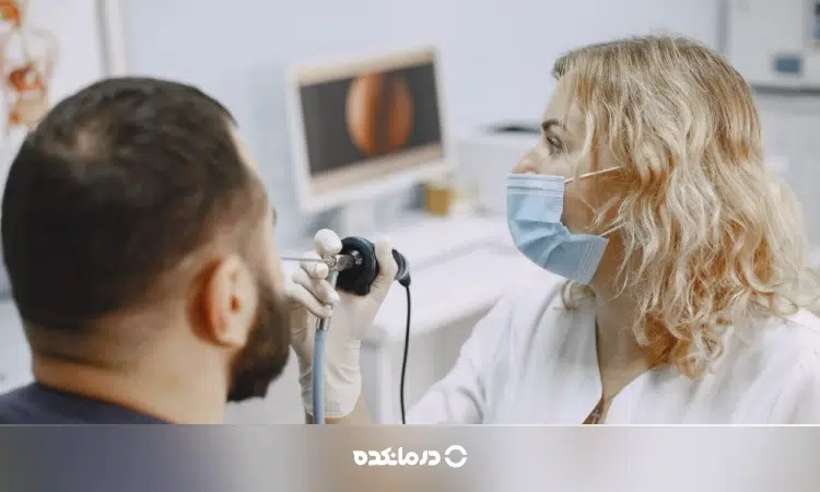 تصویر یک بیمار بزرگسال در حال صحبت با متخصص گوش، حلق و بینی