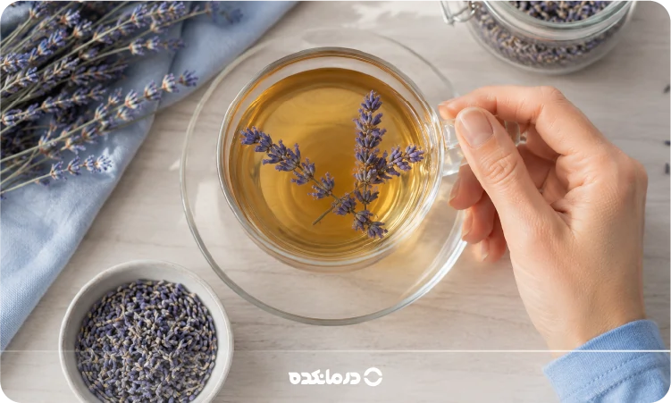 تصویر فردی با دمنوش گل‌گاوزبان و اسطوخودوس در دست را می بینید