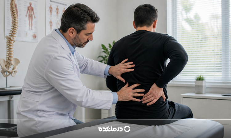 تصویر پزشکی را می بینید که در حال معاینه فردی است که عمل دیسک کمر انجام داده