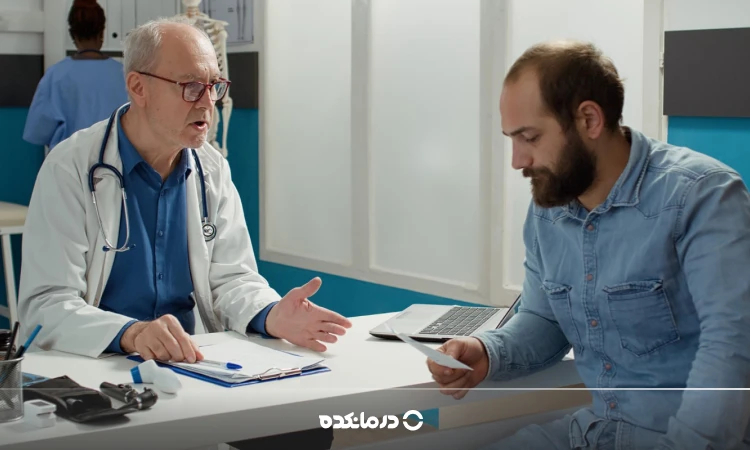 تصویر پزشک در حال صحبت با بیمار آقا را می بینید