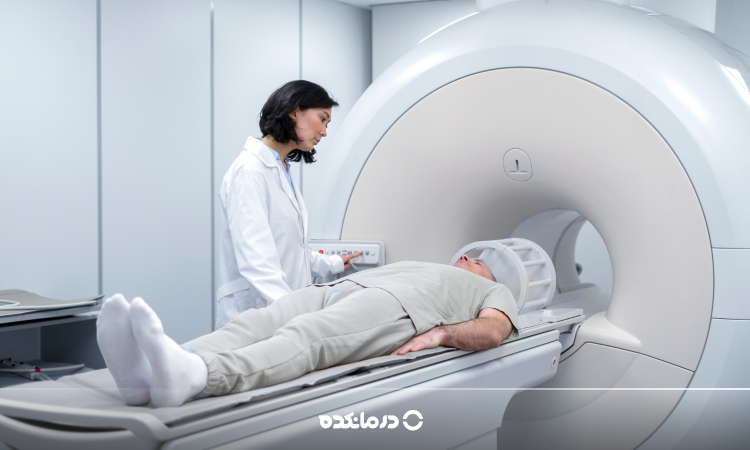 تصویر فردی که در حال MRI مغز است را می بینید
