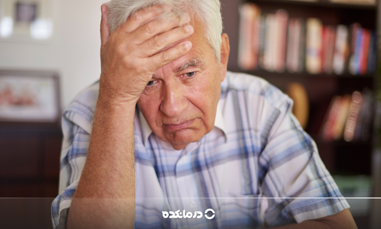 تصویر یک فرد میانسال بسیار خسته را می بینید