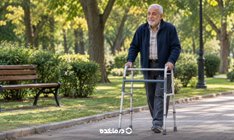 تصویر یک فرد سالمند که به کمک واکر در حال راه رفتن است را می بینید