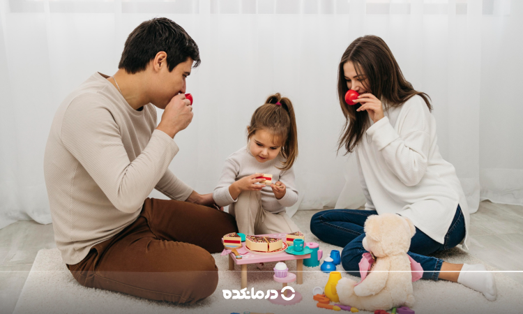 تصویر بازی کودک با والدین خود را می بینید
