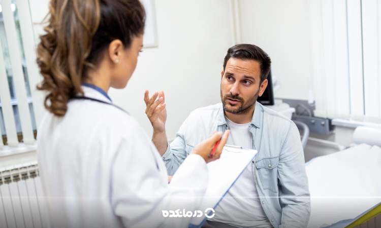 تصویر پزشک در حال صحبت با بیمار را می بینید