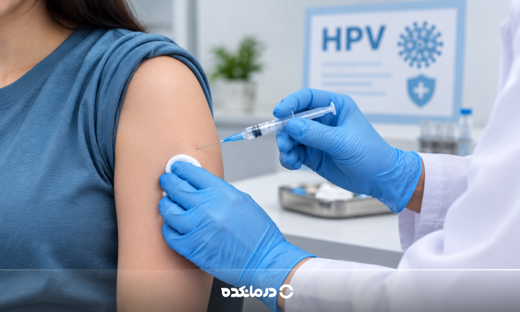 تصویر تزریق واکسن HPV به بازوی فردی را می بینید